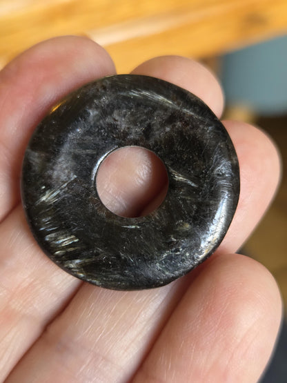 Astrophyllit Anthophyllit Donut 30 x 6 mm, an verstellbarem Lederband