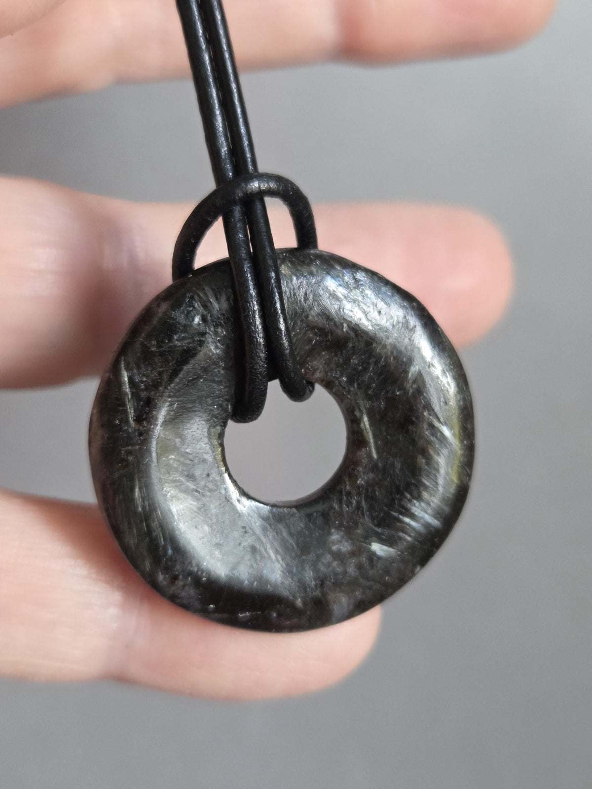 Astrophyllit Anthophyllit Donut 30 x 6 mm, an verstellbarem Lederband