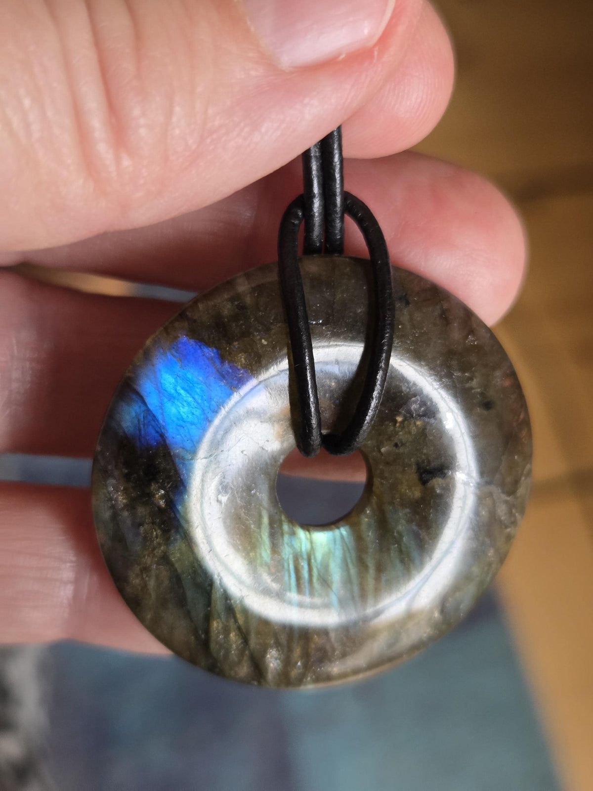Labradorit Donut groß, grün blau gold Anhänger, 40 x 7 mm, gebohrt, an verstellbarem Lederband, Pi-Stein