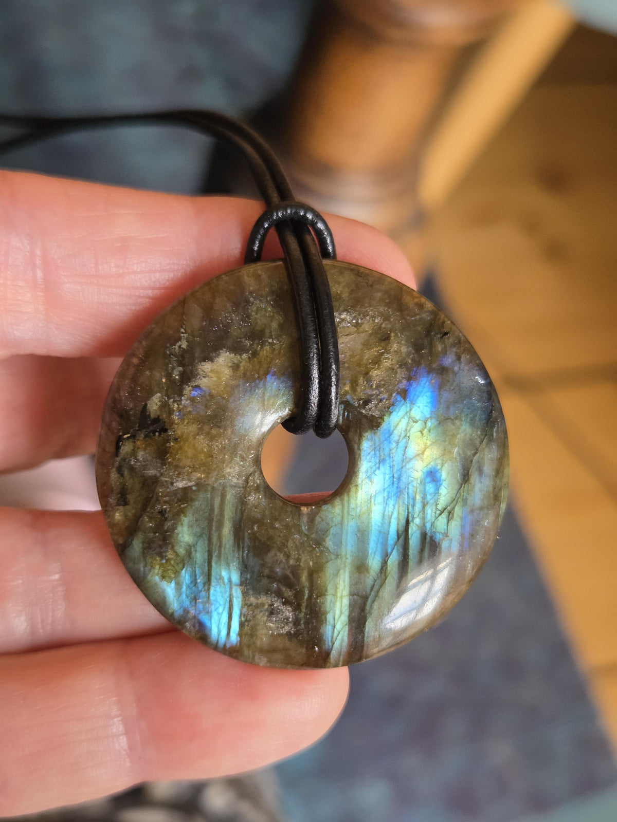 Labradorit Donut groß, grün blau gold Anhänger, 40 x 7 mm, gebohrt, an verstellbarem Lederband, Pi-Stein
