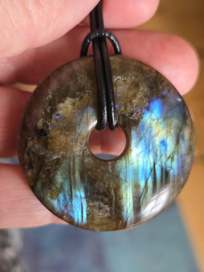 Labradorit Donut groß, grün blau gold Anhänger, 40 x 7 mm, gebohrt, an verstellbarem Lederband, Pi-Stein