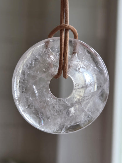 Bergkristall Donut Anhänger groß, 40 x 6 mm, an verstellbarem Lederband