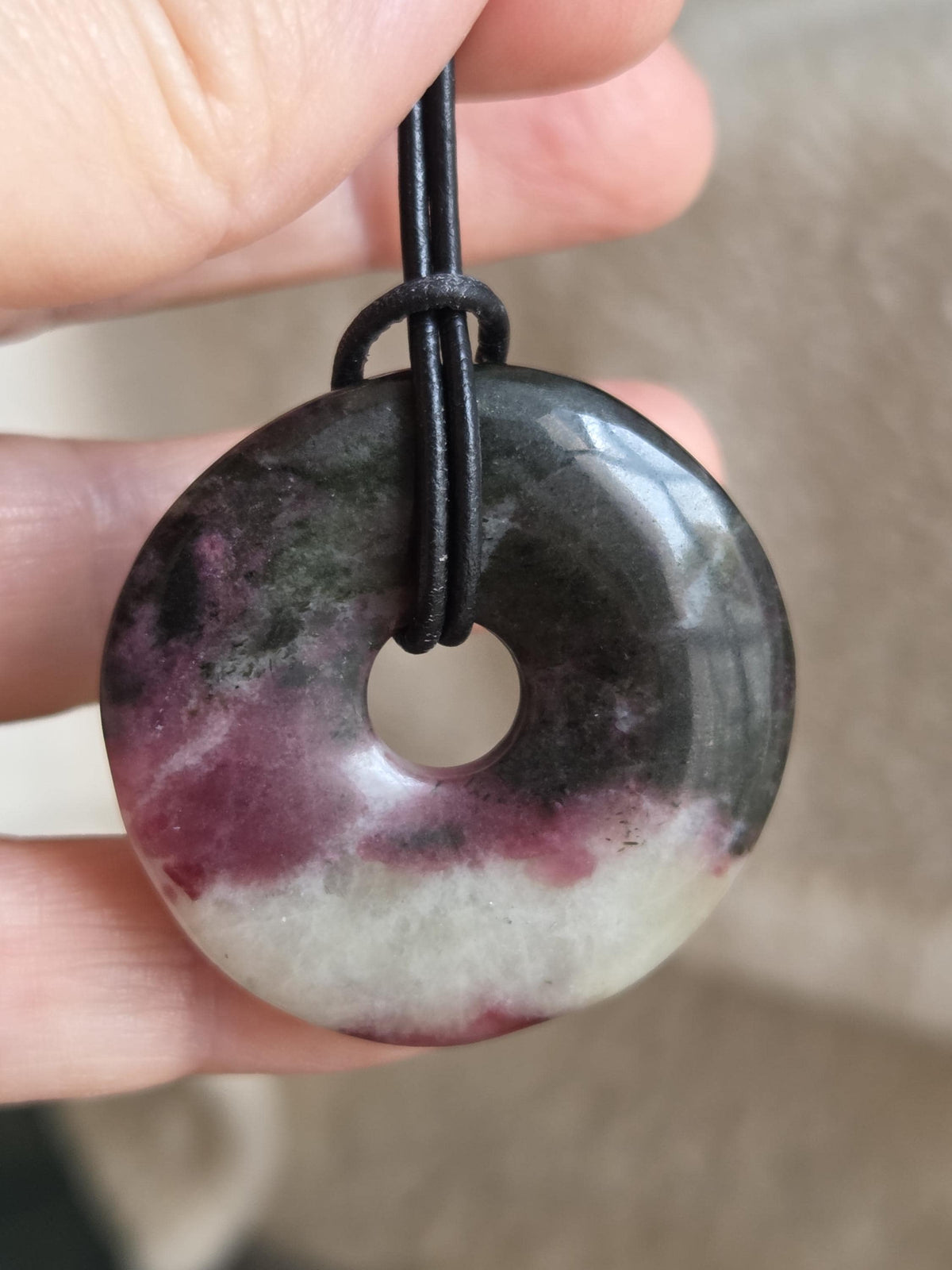 Seltener Eudialyt Donut Anhänger groß aus Lappland, 37 x 7 mm, gebohrt, an verstellbarem Lederband, Pi-Stein