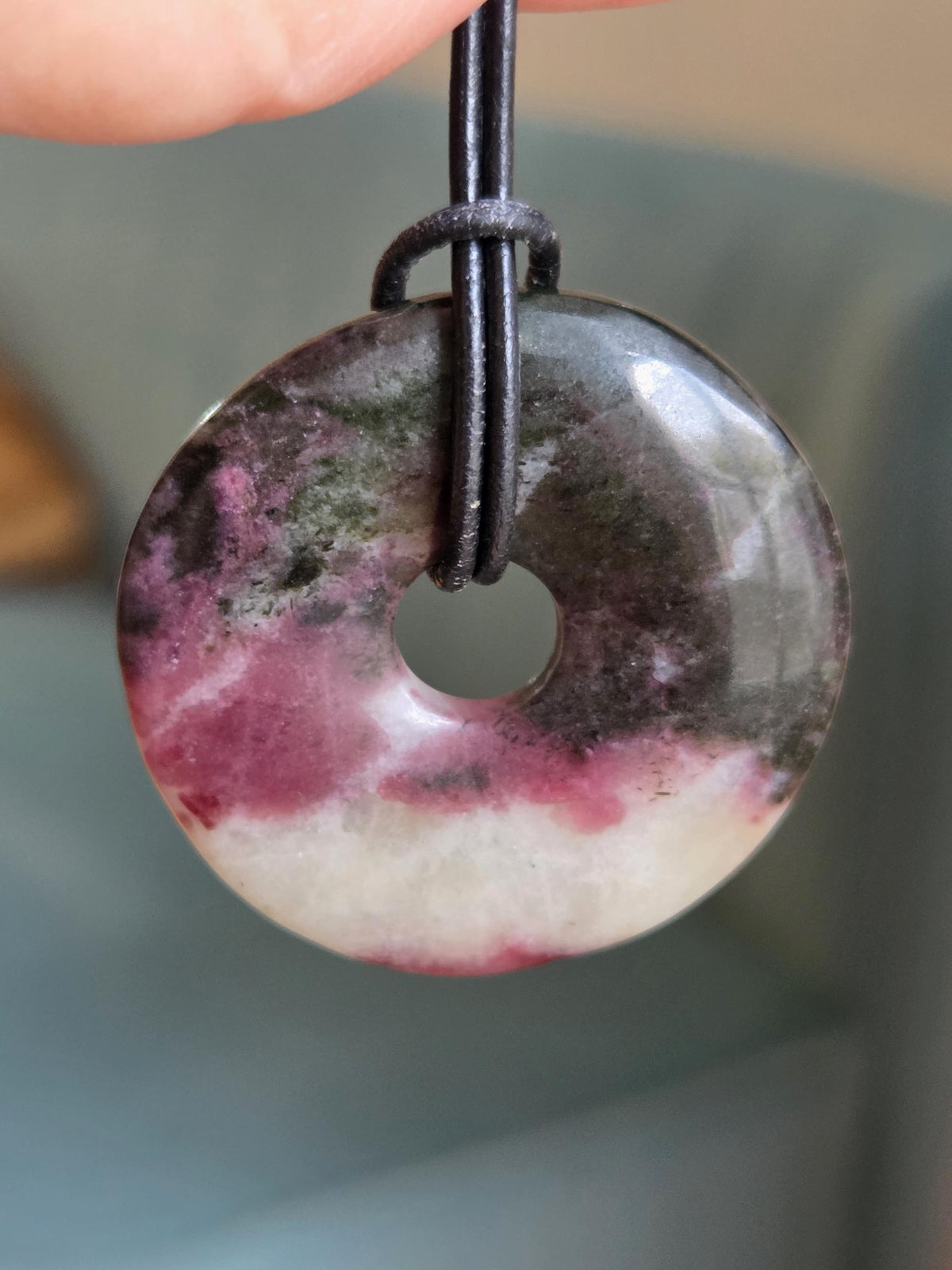 Seltener Eudialyt Donut Anhänger groß aus Lappland, 37 x 7 mm, gebohrt, an verstellbarem Lederband, Pi-Stein