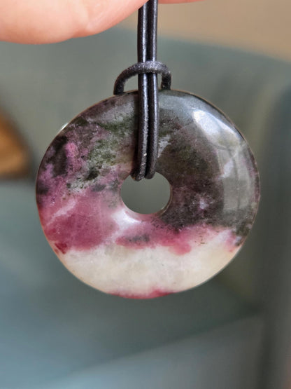 Seltener Eudialyt Donut Anhänger groß aus Lappland, 37 x 7 mm, gebohrt, an verstellbarem Lederband, Pi-Stein