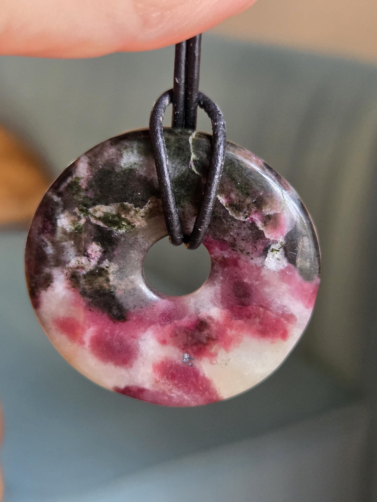 Seltener Eudialyt Donut Anhänger groß aus Lappland, 37 x 7 mm, gebohrt, an verstellbarem Lederband, Pi-Stein