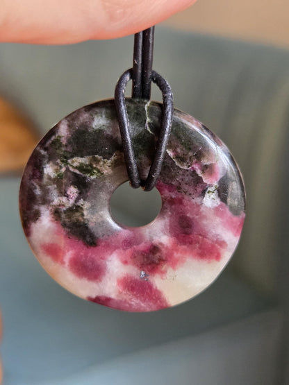 Seltener Eudialyt Donut Anhänger groß aus Lappland, 37 x 7 mm, gebohrt, an verstellbarem Lederband, Pi-Stein