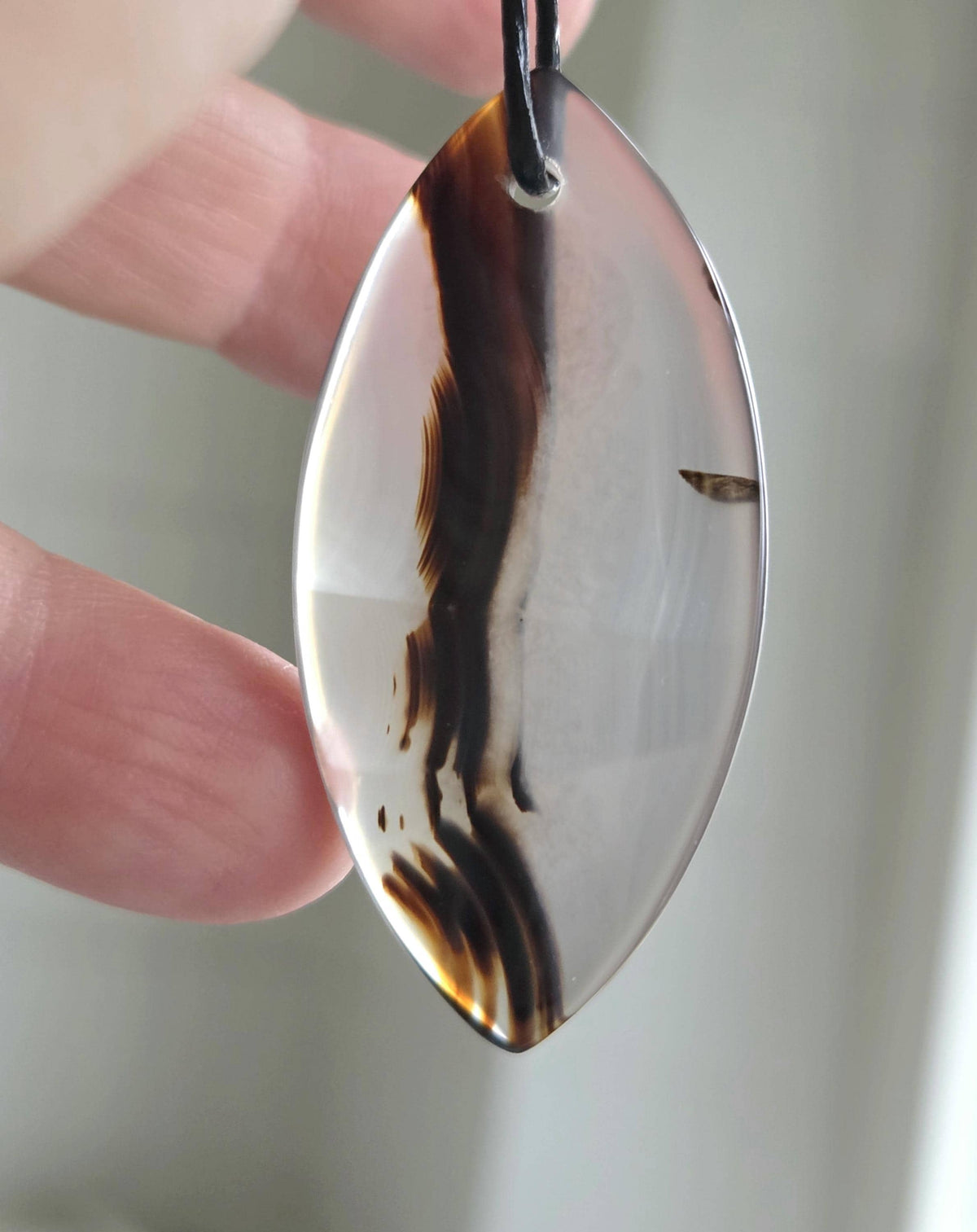 Montana Achat, Anhänger Navette, 48 x 23 x 5 mm, gebohrt, an verstellbarem Lederband