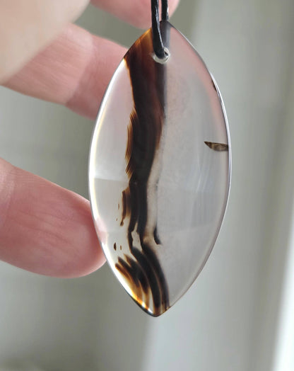 Montana Achat, Anhänger Navette, 48 x 23 x 5 mm, gebohrt, an verstellbarem Lederband