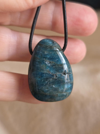 Apatit Anhänger, 30 x 23 x 11 mm, gebohrt, an verstellbarem Lederband, Hals Chakra, Harmonie und Lebensfreude