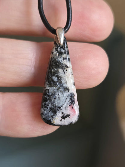 Rarität Tugtupit aus Grönland, Rentierstein minimalistischer Anhänger, 31 x 12 x 7 mm, gebohrt, an 925er Silberöse, an Lederband