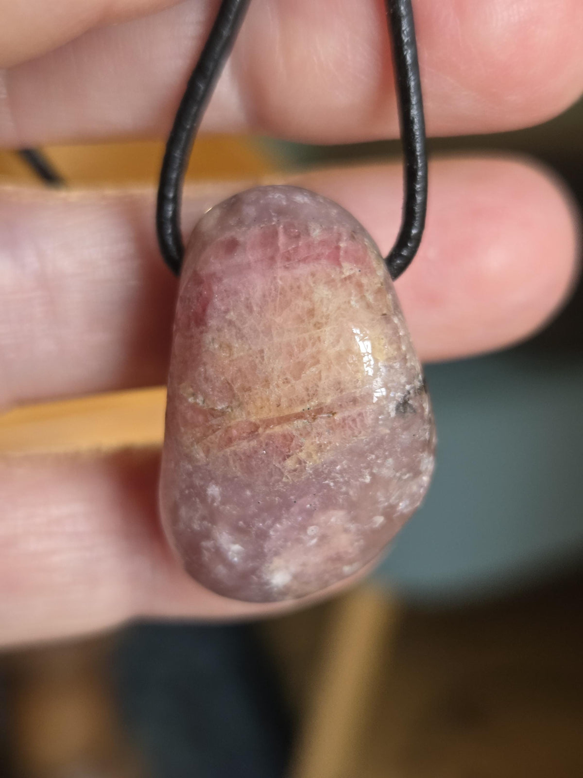 Bicolor Turmalin rot rosa gelb Turmalin, Rubellit, Trommelstein Anhänger, 30 x 21 x 21 mm, gebohrt, an verstellbarem Lederband