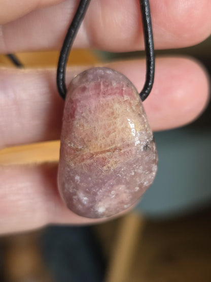Bicolor Turmalin rot rosa gelb Turmalin, Rubellit, Trommelstein Anhänger, 30 x 21 x 21 mm, gebohrt, an verstellbarem Lederband