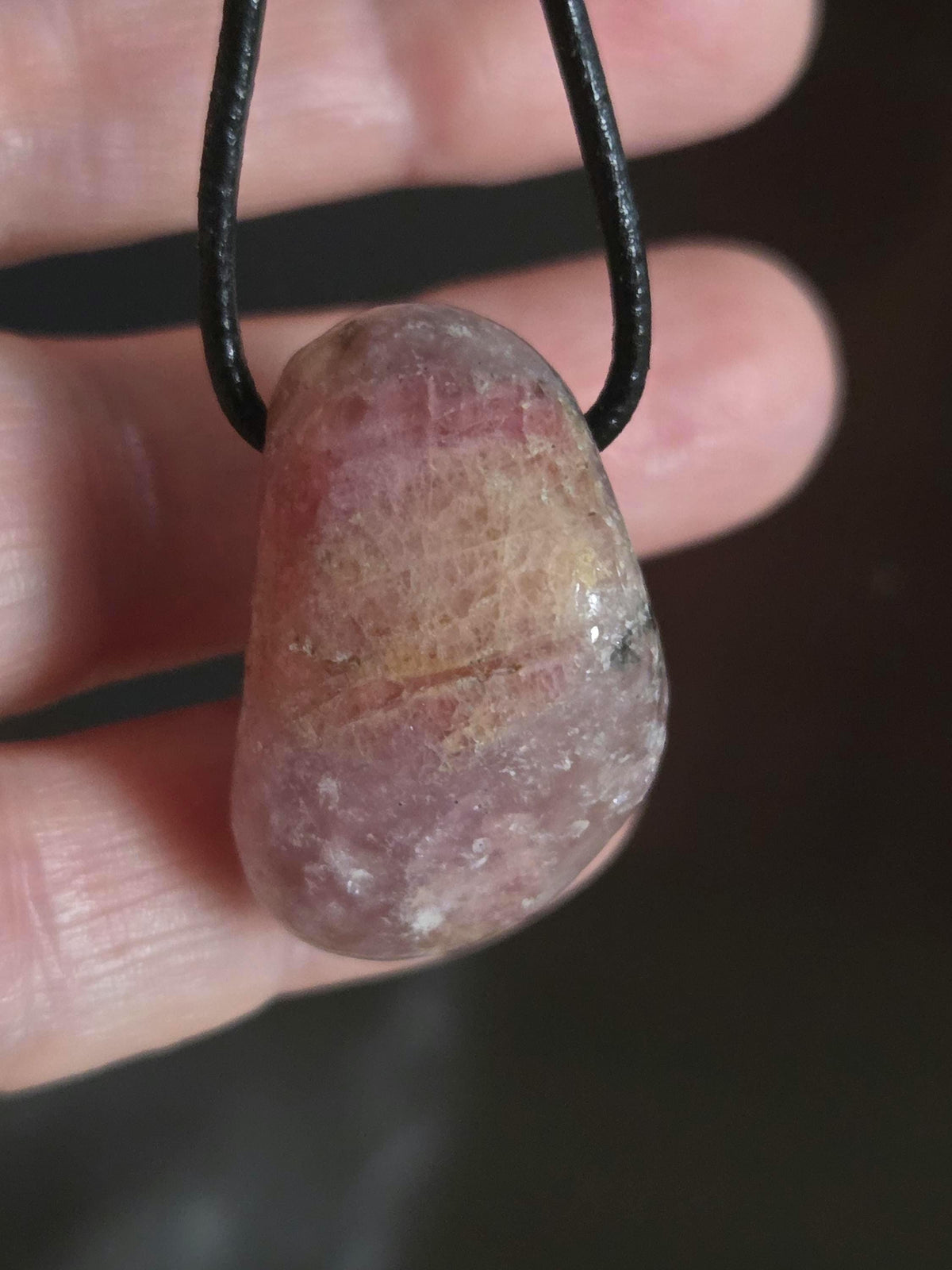 Bicolor Turmalin rot rosa gelb Turmalin, Rubellit, Trommelstein Anhänger, 30 x 21 x 21 mm, gebohrt, an verstellbarem Lederband