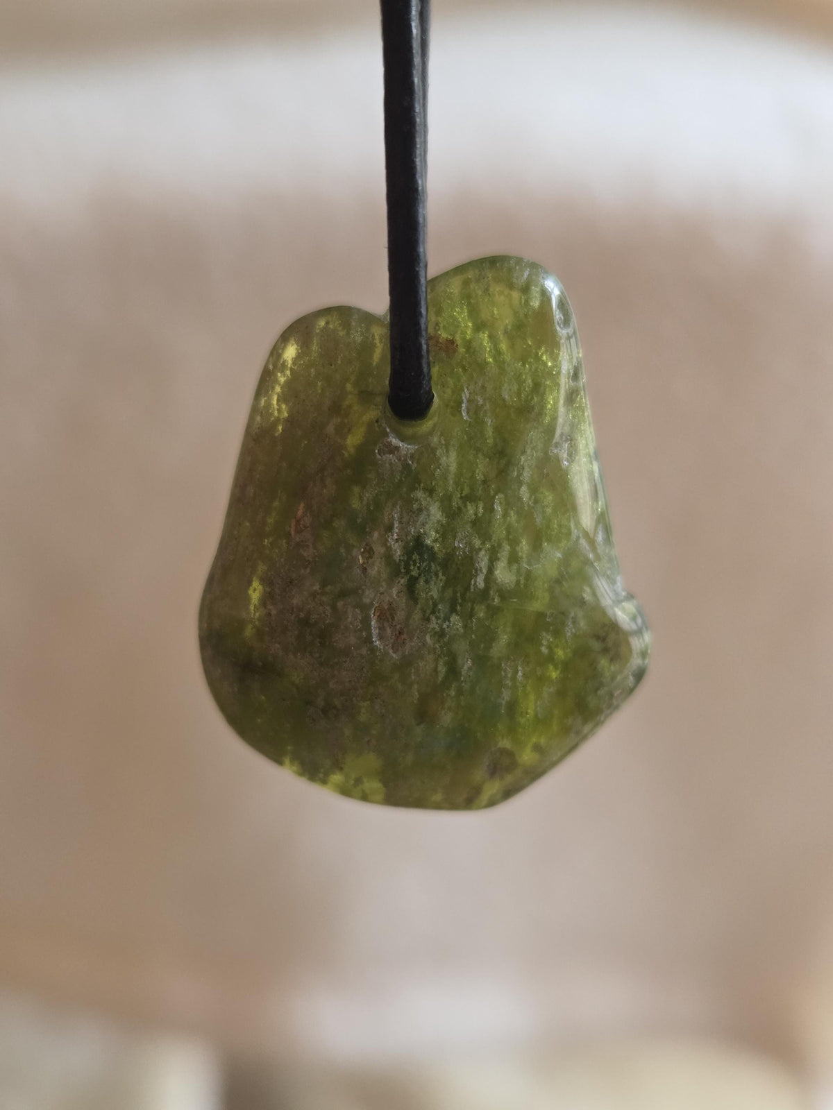 Magischer Vesuvianit Idokras Anhänger, 30 x 23 x 9 mm, gebohrt, an verstellbarem Lederband
