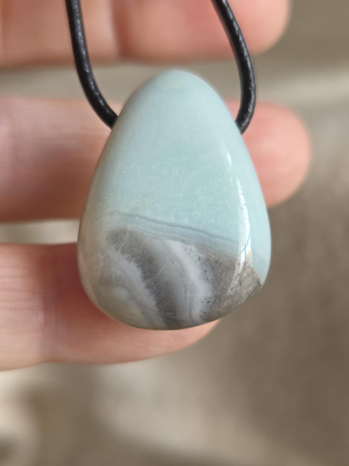 Amazonit mit Rauchquarz, Anhänger, 28 x 22 x 11 mm, gebohrt, an verstellbarem Lederband, Norwegen