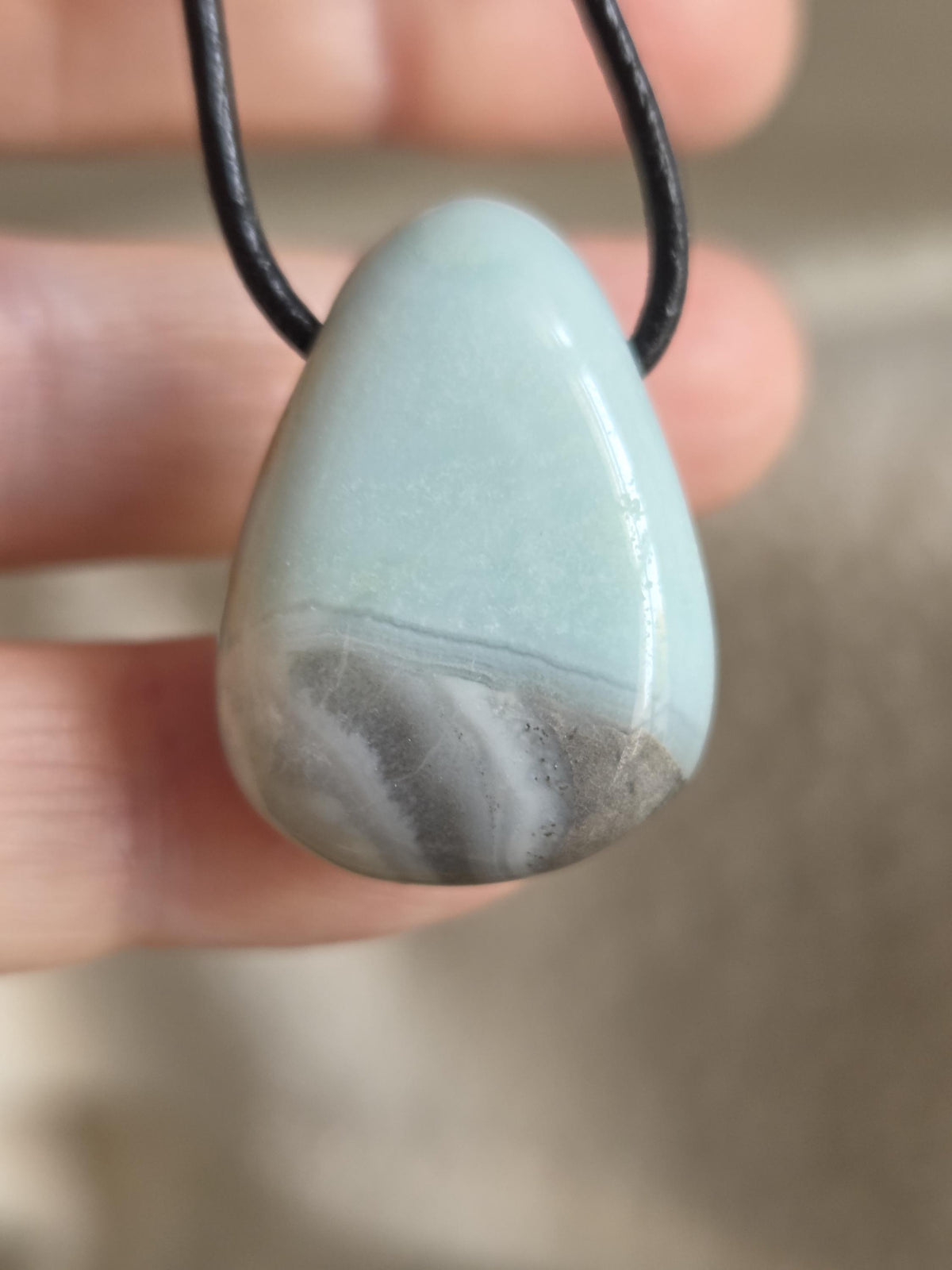 Amazonit mit Rauchquarz, Anhänger, 28 x 22 x 11 mm, gebohrt, an verstellbarem Lederband, Norwegen