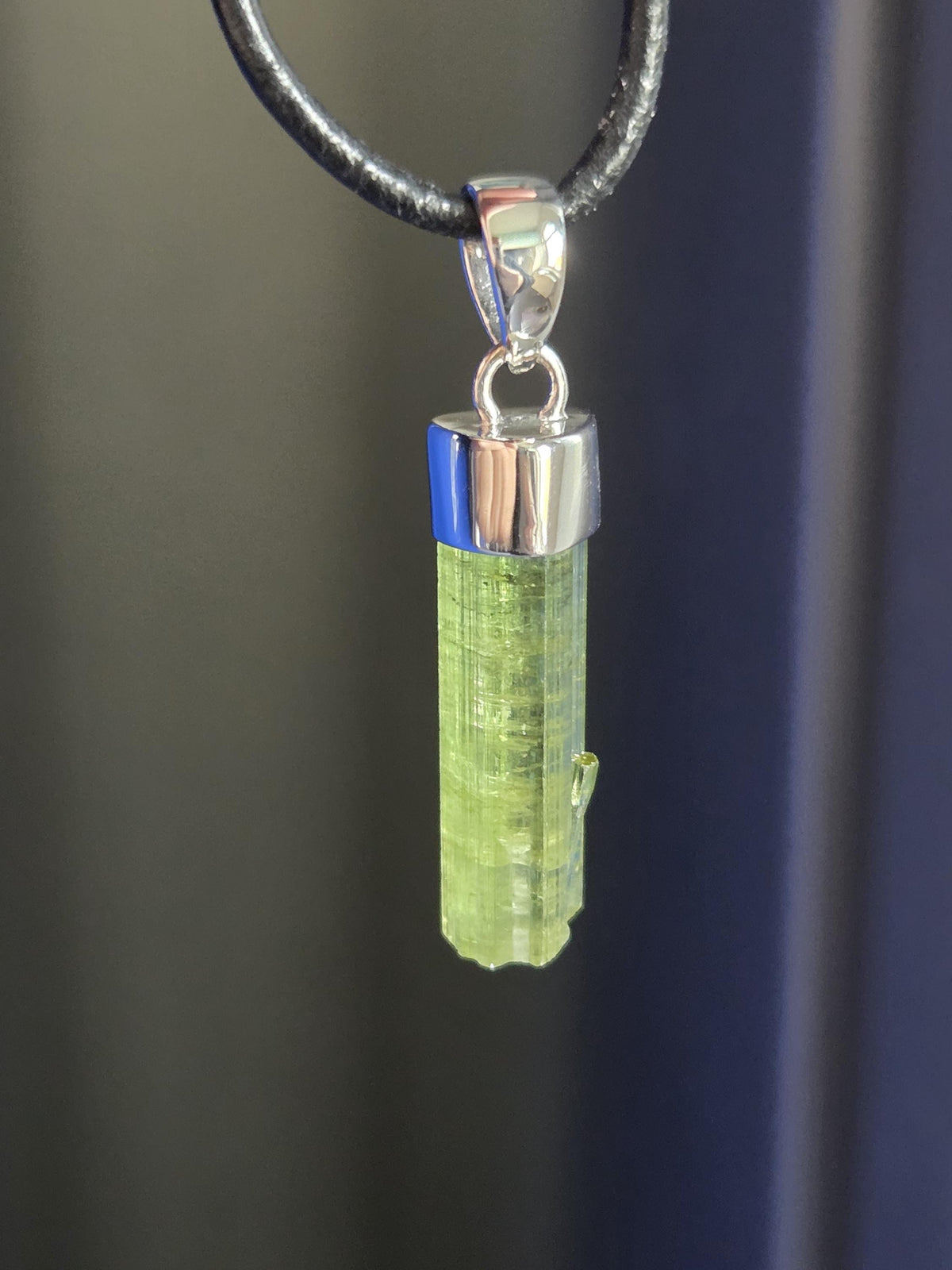 Turmalin Verdelith Stäbchen Rohstein minimalistischer Anhänger, an 925er Silberöse, an verstellbarem Lederband