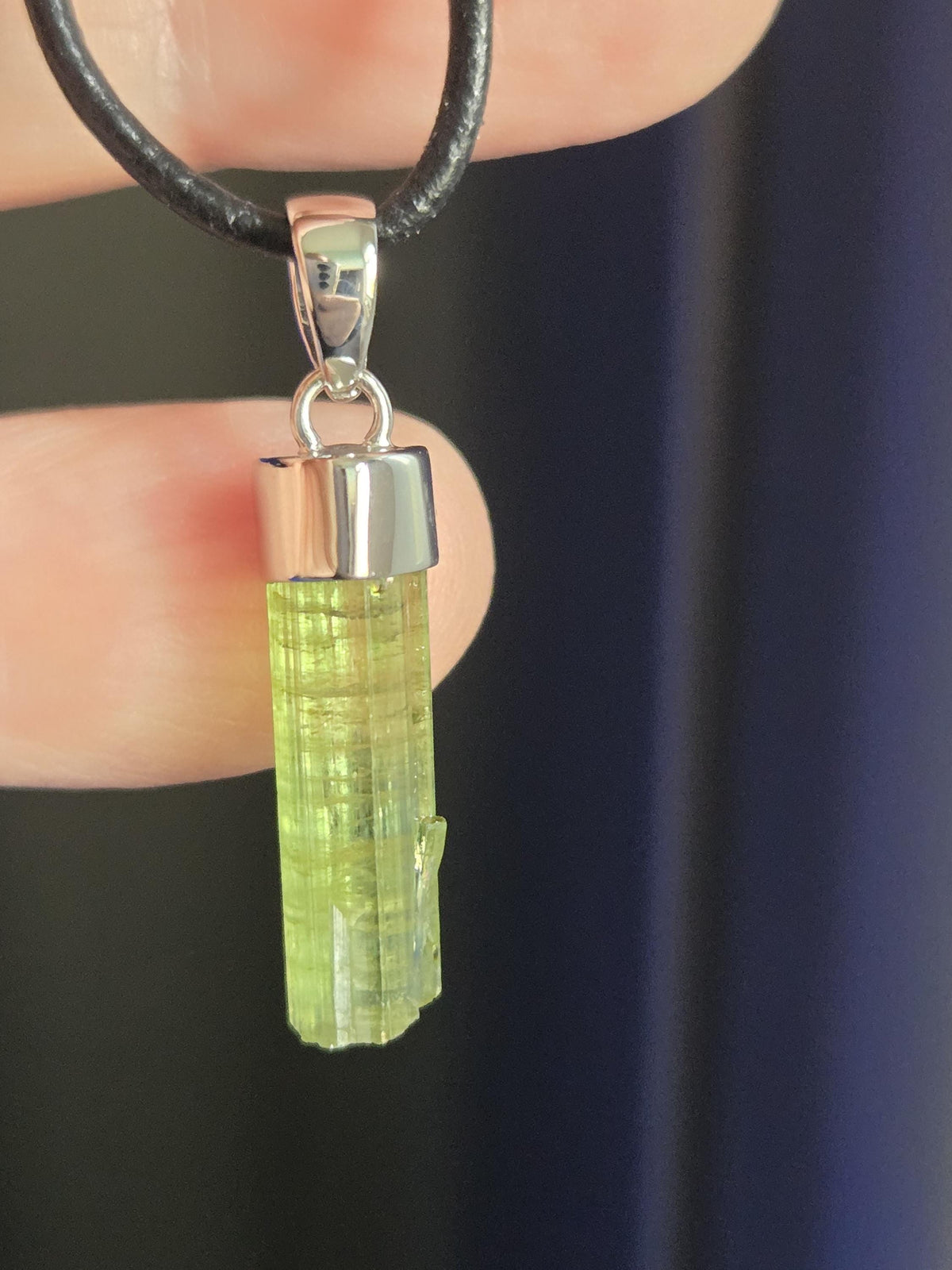 Turmalin Verdelith Stäbchen Rohstein minimalistischer Anhänger, an 925er Silberöse, an verstellbarem Lederband