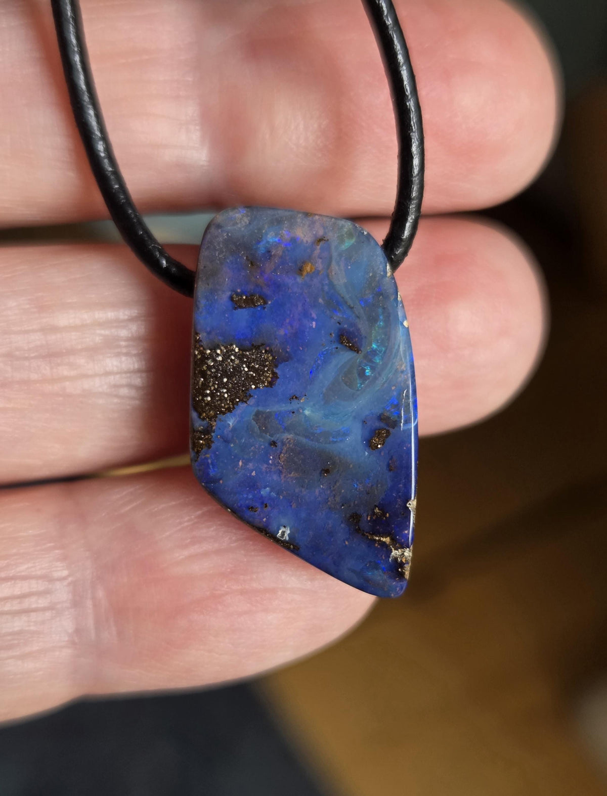 Kleiner Boulder Opal, Boulderopal blau flash fire, Anhänger, 23 x 15 x 7 mm, Quilpie Queensland Australien, an verstellbarem Lederband