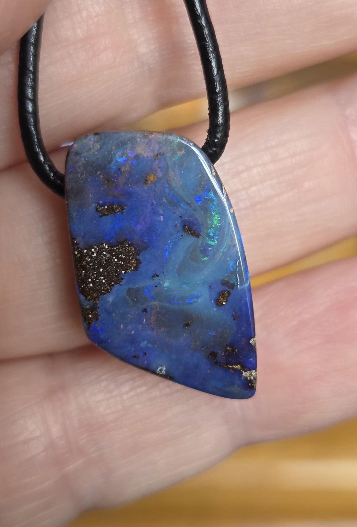 Kleiner Boulder Opal, Boulderopal blau flash fire, Anhänger, 23 x 15 x 7 mm, Quilpie Queensland Australien, an verstellbarem Lederband