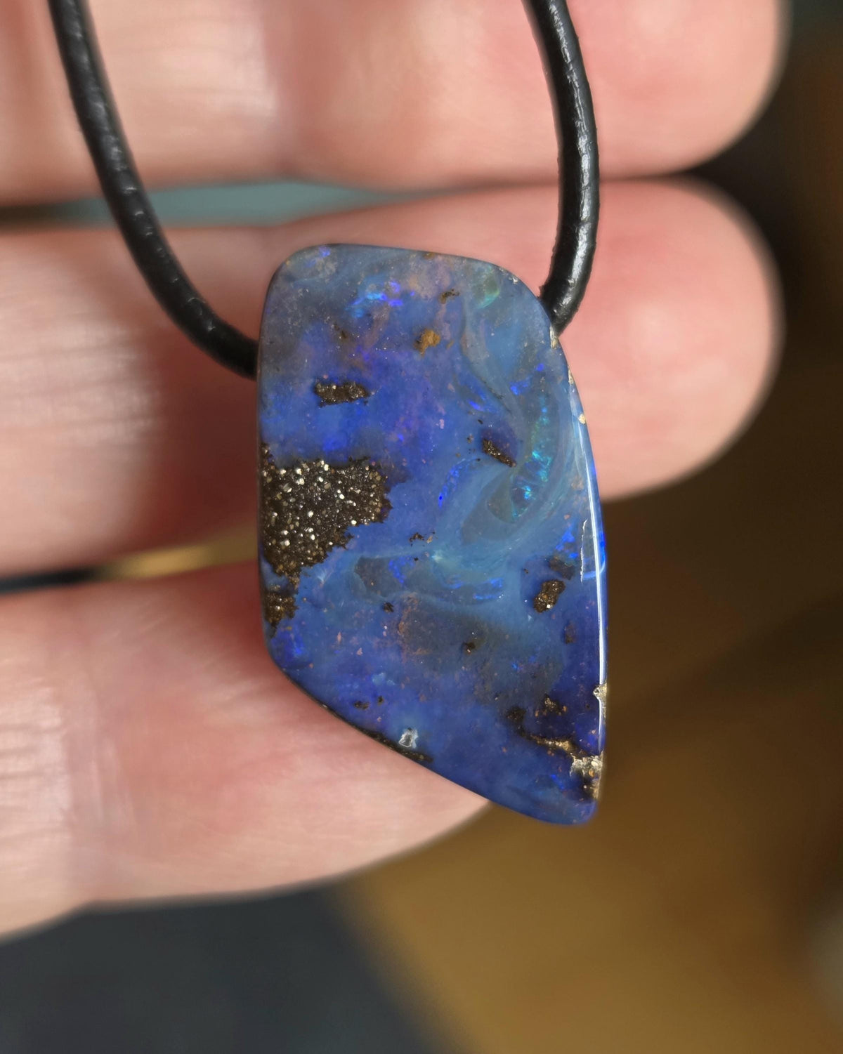Kleiner Boulder Opal, Boulderopal blau flash fire, Anhänger, 23 x 15 x 7 mm, Quilpie Queensland Australien, an verstellbarem Lederband