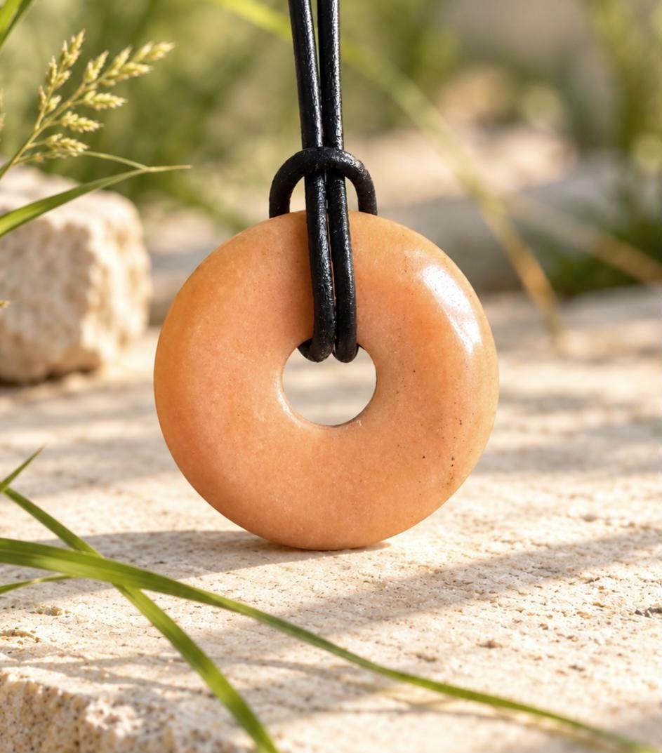 Pfirsich Aventurin Quarz orange Donut Anhänger, 30 x 6 mm, gebohrt, am Lederband, Pi-Stein, Sakralchakra Solarplexus, Meditation