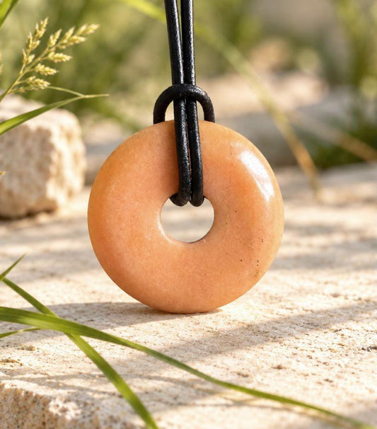 Pfirsich Aventurin Quarz orange Donut Anhänger, 30 x 6 mm, gebohrt, am Lederband, Pi-Stein, Sakralchakra Solarplexus, Meditation