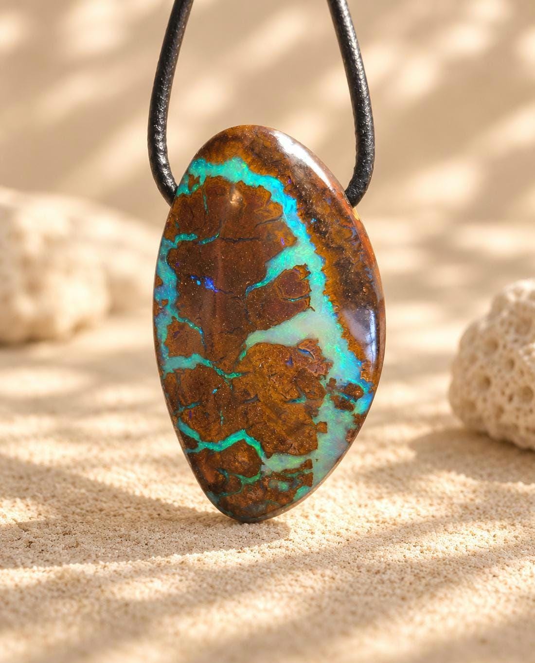 Großer flashfire Boulder Opal blau grün, Boulderopal Anhänger, 39 x 22 x 9 mm, Quilpie Queensland Australien, an verstellbarem Lederband
