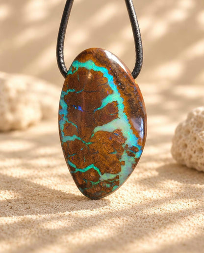 Großer flashfire Boulder Opal blau grün, Boulderopal Anhänger, 39 x 22 x 9 mm, Quilpie Queensland Australien, an verstellbarem Lederband