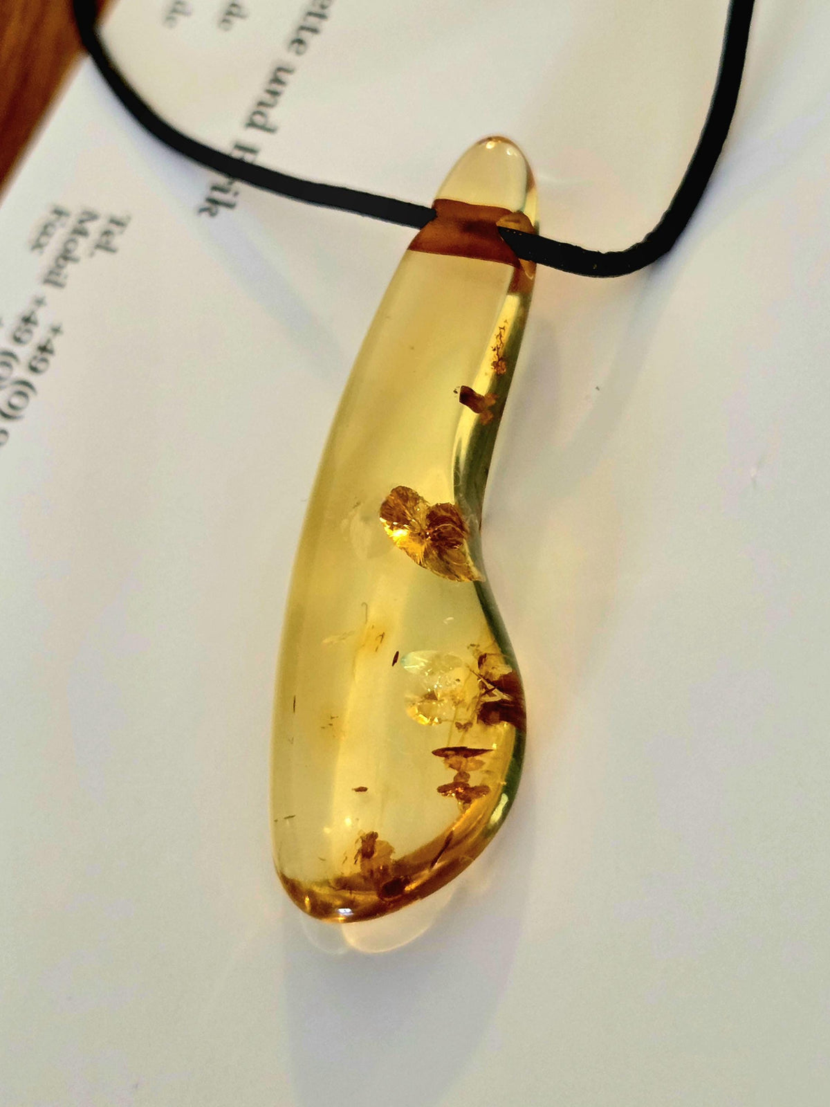 Baltischer Bernstein Anhänger goldfarben, Amulett, Amber pendant, 54 x 12 x 10 mm, an verstellbarem Lederband, Inclusen