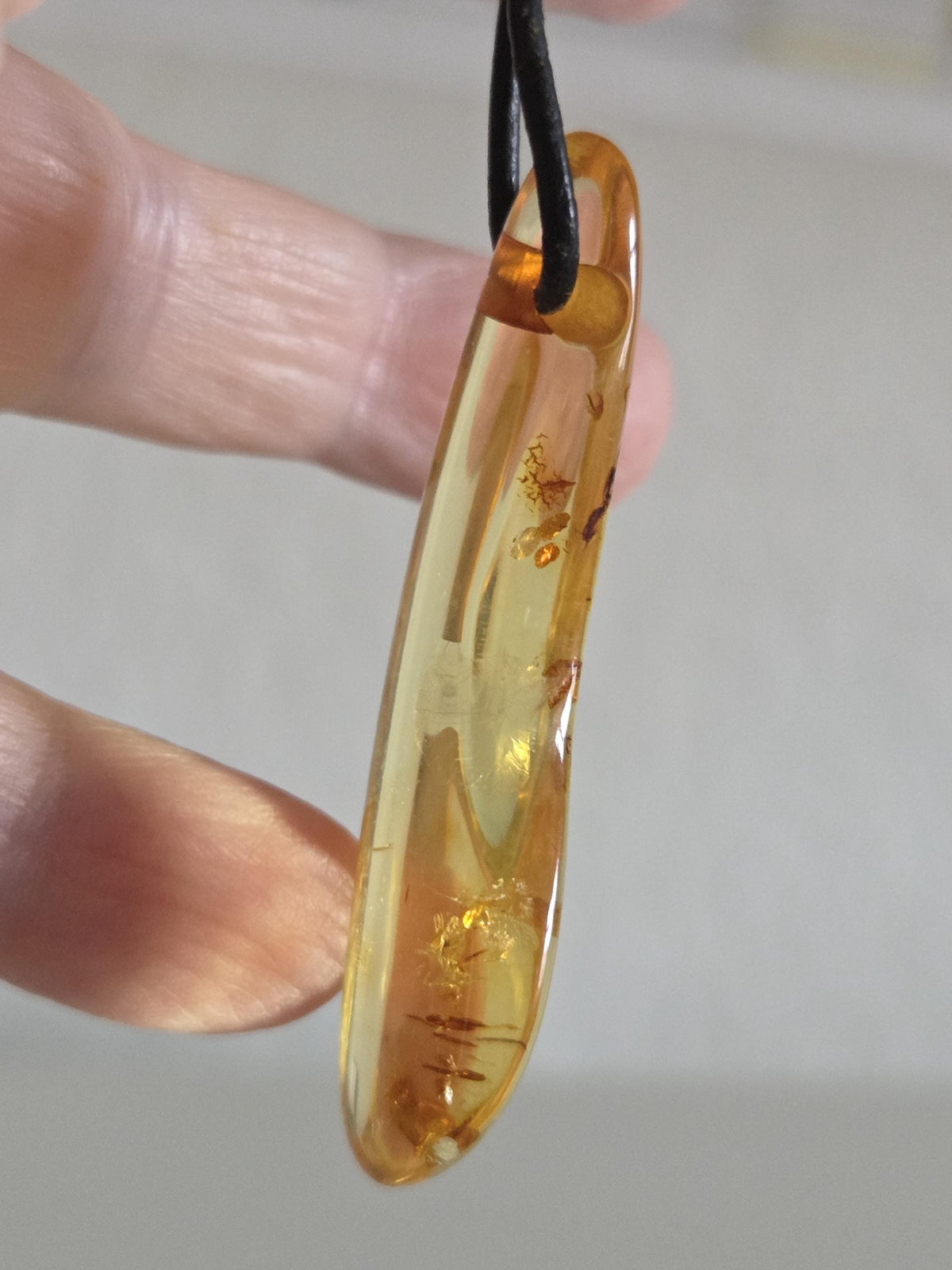 Baltischer Bernstein Anhänger goldfarben, Amulett, Amber pendant, 54 x 12 x 10 mm, an verstellbarem Lederband, Inclusen