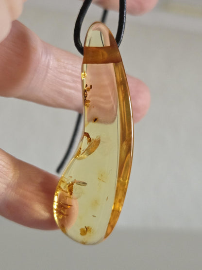 Baltischer Bernstein Anhänger goldfarben, Amulett, Amber pendant, 54 x 12 x 10 mm, an verstellbarem Lederband, Inclusen