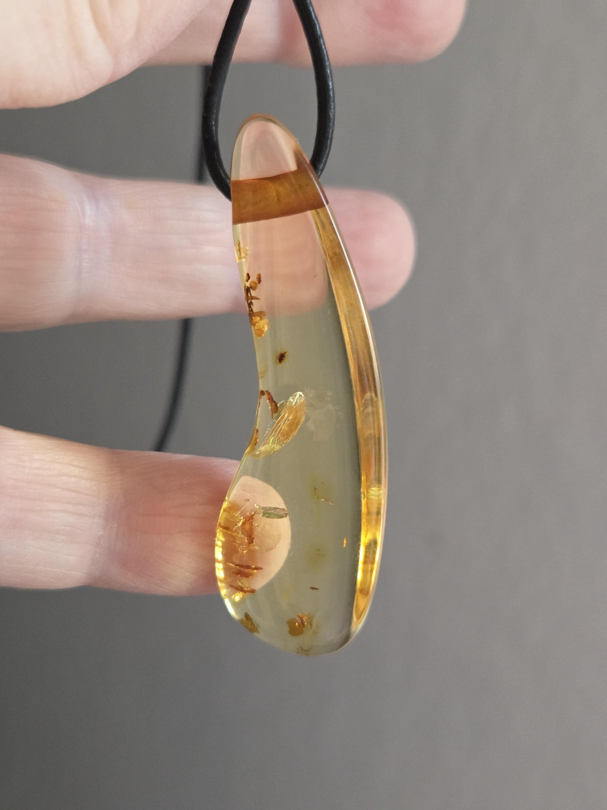 Baltischer Bernstein Anhänger goldfarben, Amulett, Amber pendant, 54 x 12 x 10 mm, an verstellbarem Lederband, Inclusen
