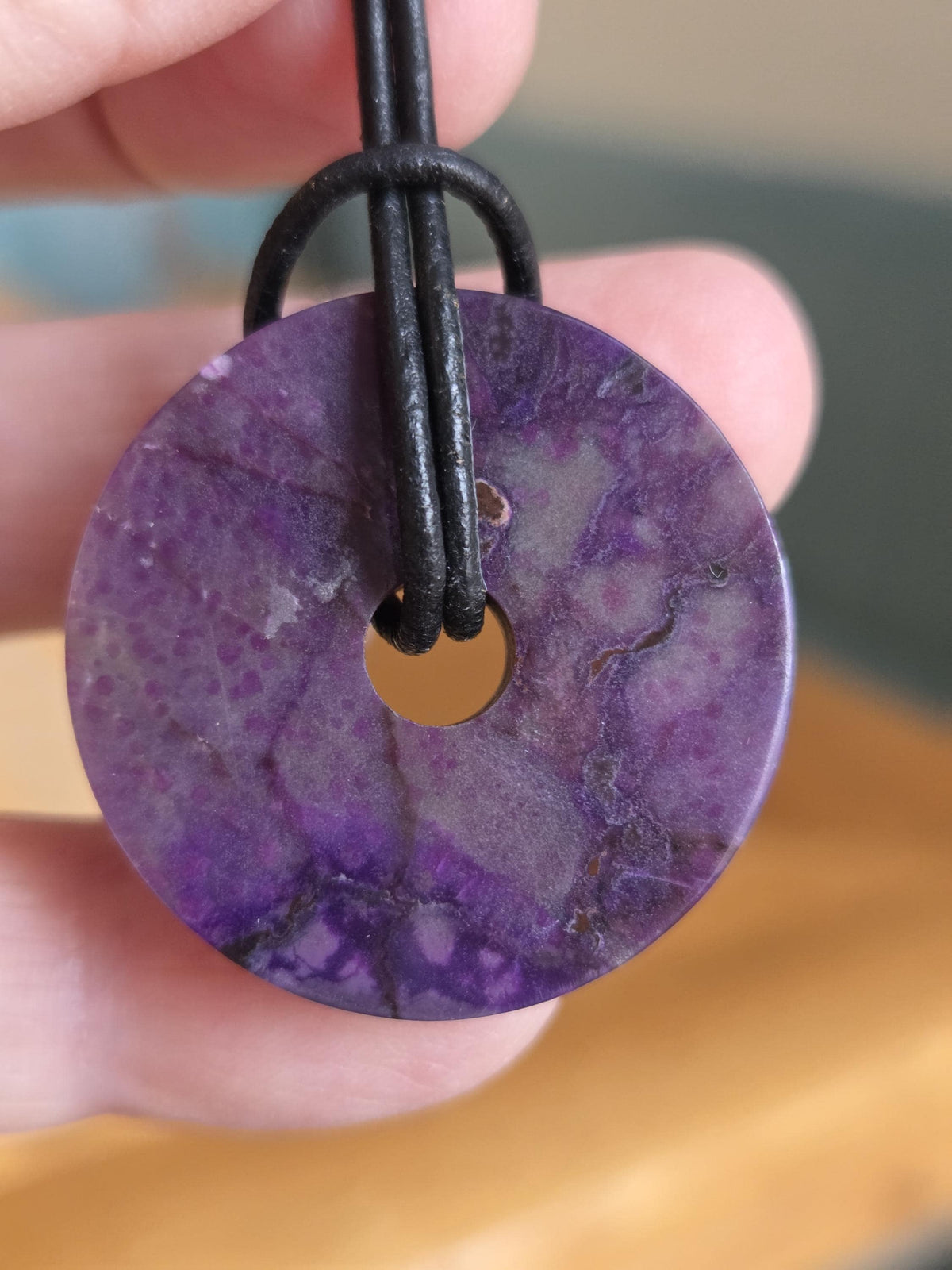 Magischer Sugilith Donut Anhänger, 31 x 5,5 mm, an verstellbarem Lederband, Pi-Stein, Schutz Stein, Schutz Amulett