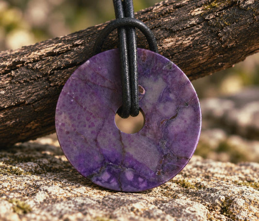 Magischer Sugilith Donut Anhänger, 31 x 5,5 mm, an verstellbarem Lederband, Pi-Stein, Schutz Stein, Schutz Amulett
