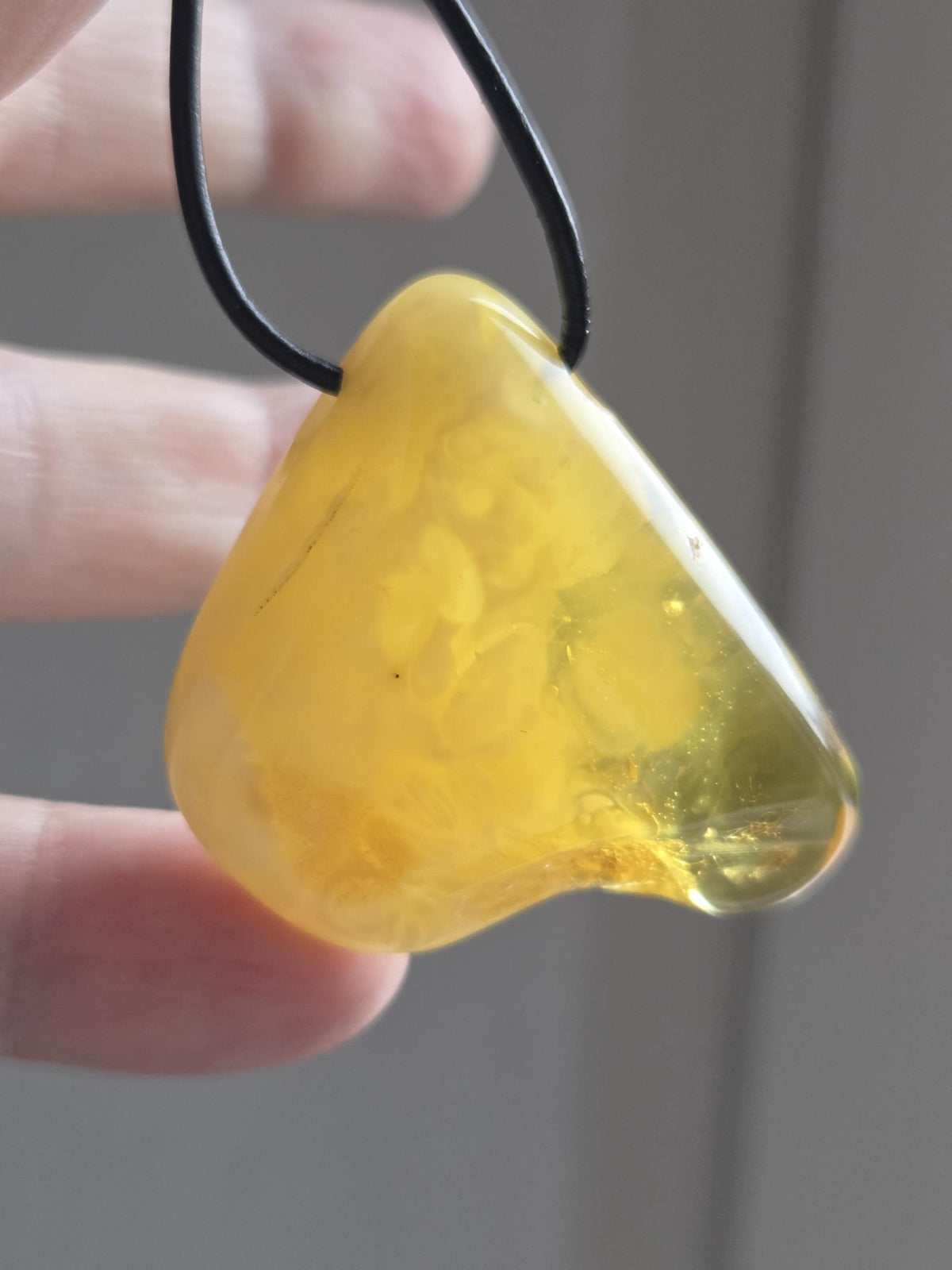 Baltischer Bernstein Anhänger Farbe gold und Butterscotch, Amulett, Amber pendant, 38 x 39 x 12 mm, an verstellbarem Lederband, Inclusen