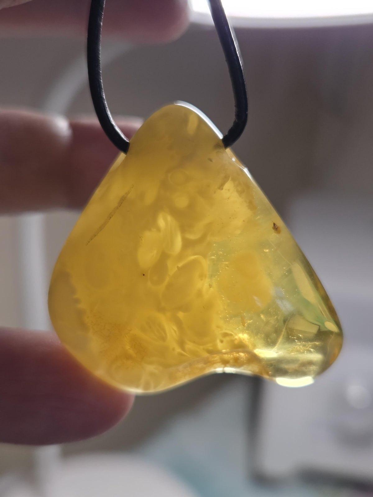 Baltischer Bernstein Anhänger Farbe gold und Butterscotch, Amulett, Amber pendant, 38 x 39 x 12 mm, an verstellbarem Lederband, Inclusen