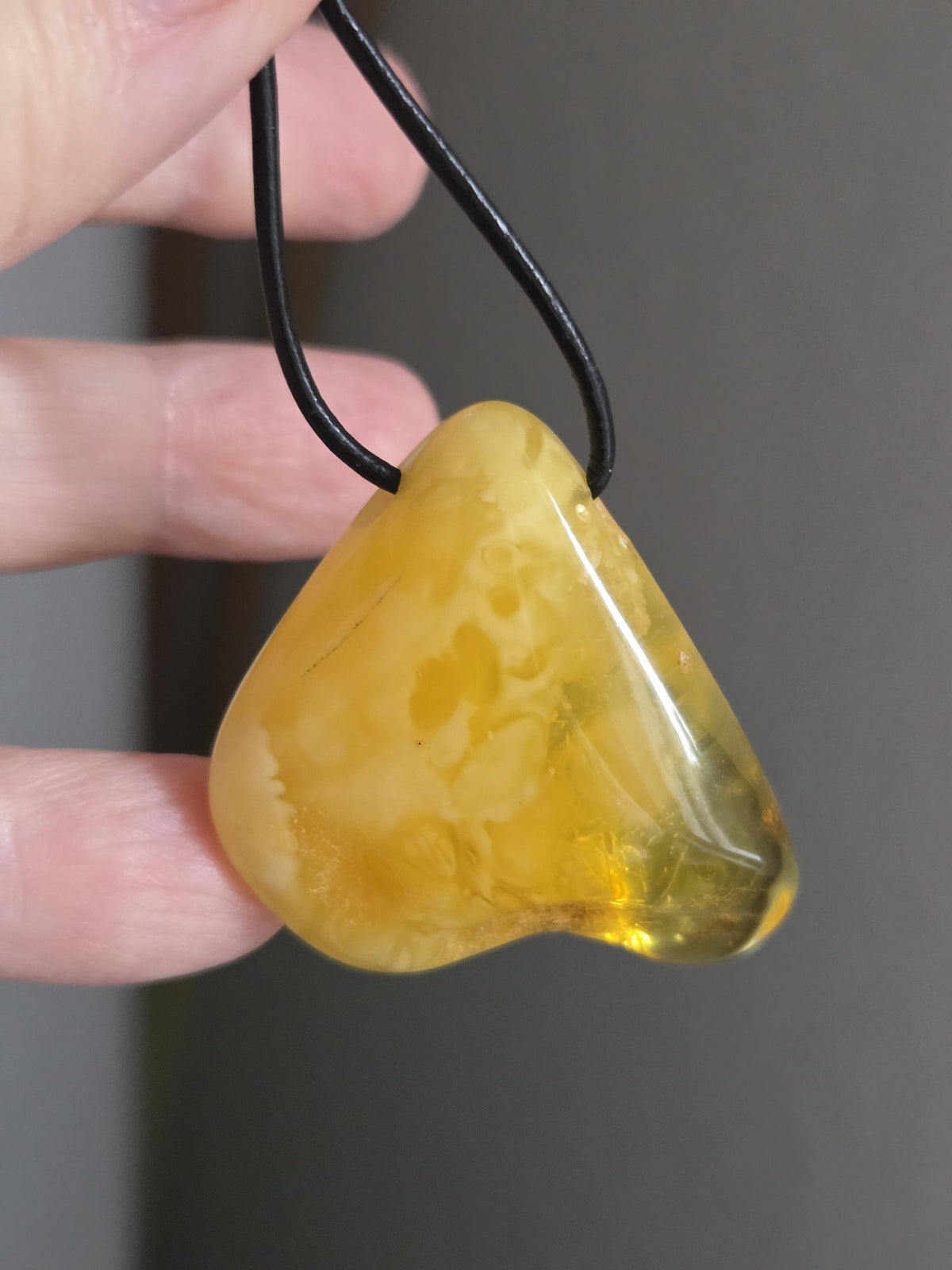 Baltischer Bernstein Anhänger Farbe gold und Butterscotch, Amulett, Amber pendant, 38 x 39 x 12 mm, an verstellbarem Lederband, Inclusen