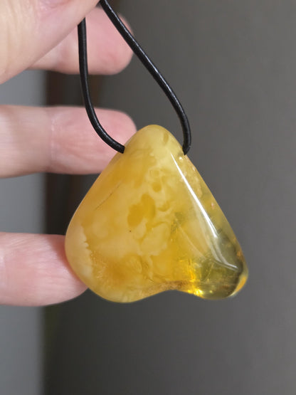 Baltischer Bernstein Anhänger Farbe gold und Butterscotch, Amulett, Amber pendant, 38 x 39 x 12 mm, an verstellbarem Lederband, Inclusen