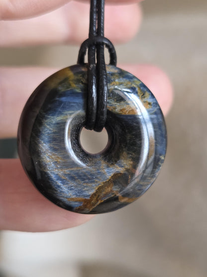 Traumhafter magischer Pietersit Donut Anhänger, 28 x 8 mm, gebohrt, an verstellbarem Lederband, Pi-Stein, Chakra drittes Auge Meditation