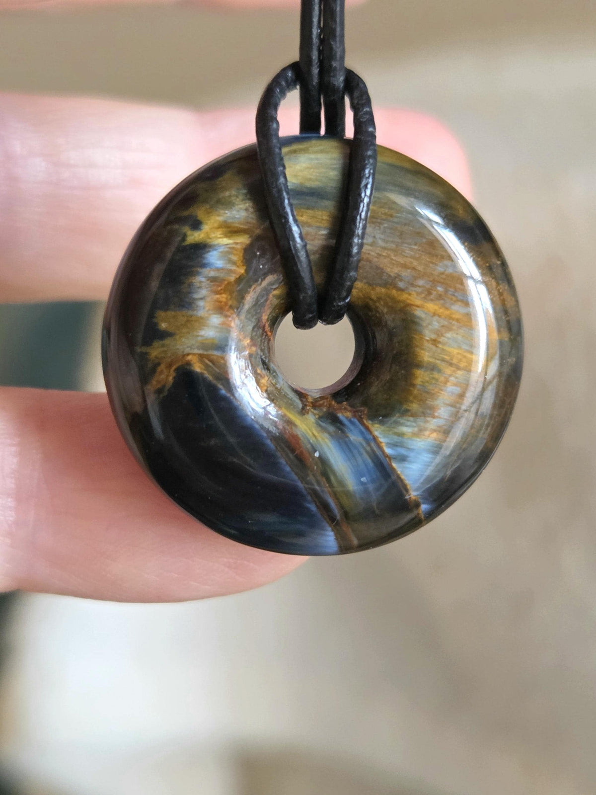Traumhafter magischer Pietersit Donut Anhänger, 28 x 8 mm, gebohrt, an verstellbarem Lederband, Pi-Stein, Chakra drittes Auge Meditation