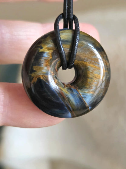 Traumhafter magischer Pietersit Donut Anhänger, 28 x 8 mm, gebohrt, an verstellbarem Lederband, Pi-Stein, Chakra drittes Auge Meditation