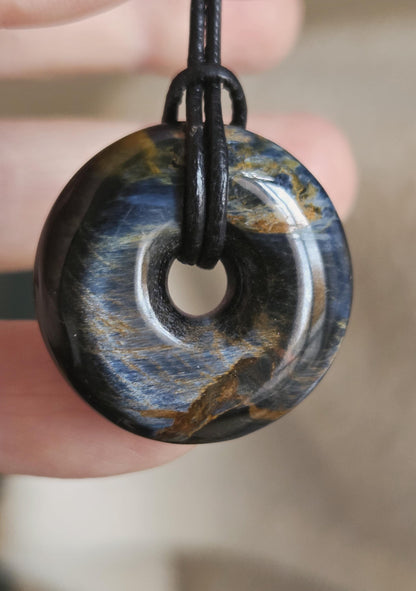 Traumhafter magischer Pietersit Donut Anhänger, 28 x 8 mm, gebohrt, an verstellbarem Lederband, Pi-Stein, Chakra drittes Auge Meditation