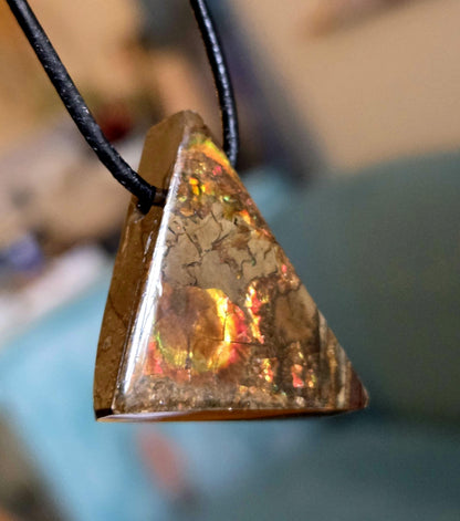 Ammolit Opal Anhänger grün gold orange, aus Kanada, 29 x 29 x 9 mm, gebohrt, an verstellbarem Lederband