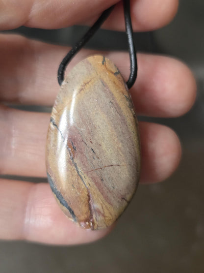 Kobaltocalcit, rosa pink Drusy Cobalt Calcit , 40 x 23 x 11 mm, gebohrt, an verstellbarem Lederband, Marokko/ Buazan