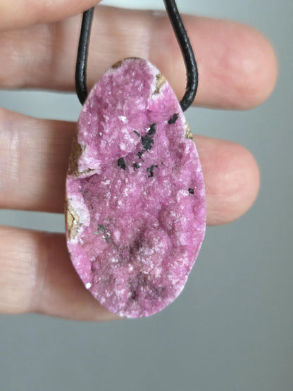 Kobaltocalcit, rosa pink Drusy Cobalt Calcit , 40 x 23 x 11 mm, gebohrt, an verstellbarem Lederband, Marokko/ Buazan