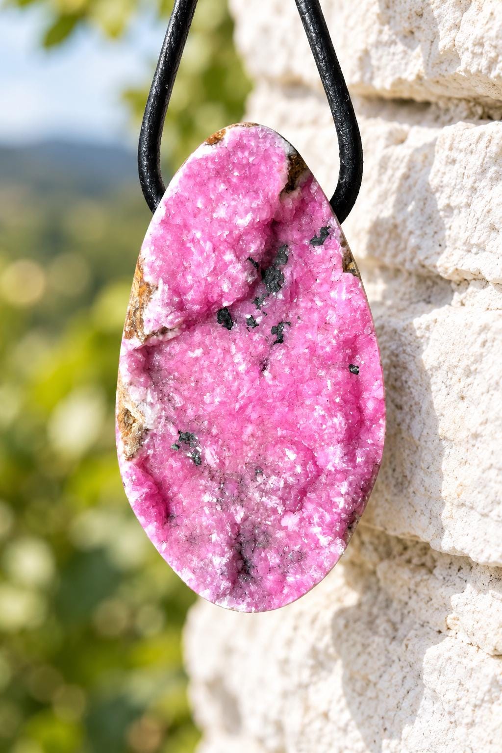 Kobaltocalcit, rosa pink Drusy Cobalt Calcit , 40 x 23 x 11 mm, gebohrt, an verstellbarem Lederband, Marokko/ Buazan