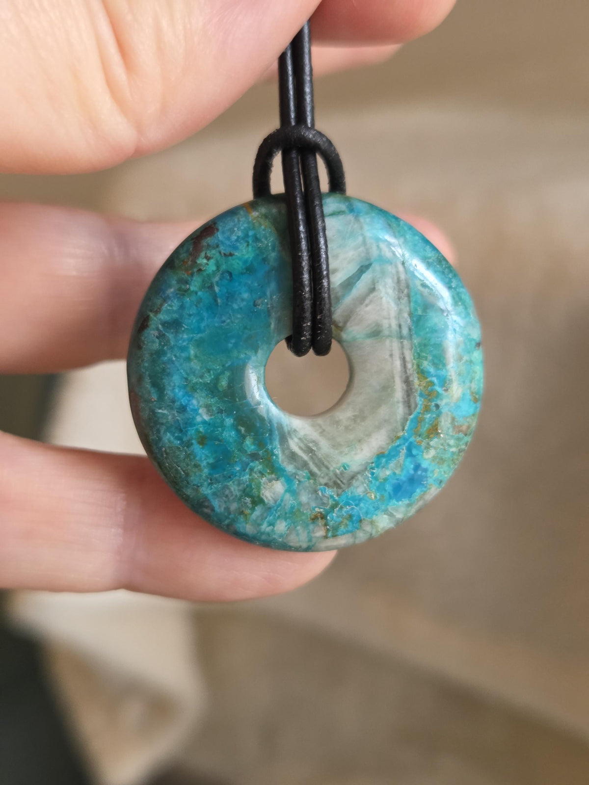 Chrysokoll Donut Anhänger, 34 x 8 mm, an verstellbarem Lederband, Pi-Stein