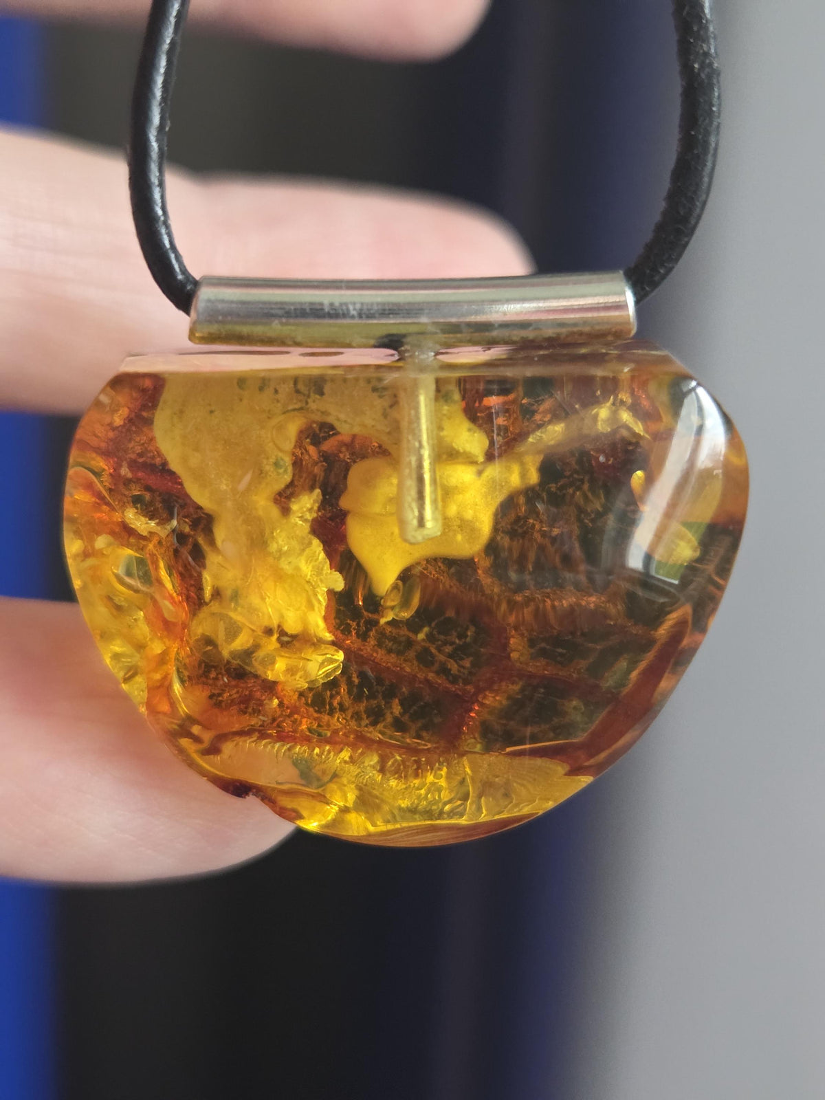 Baltischer Bernstein Anhänger, mit Einschlüssen von Blüten Bernstein Amulett, 27 x 33 x 14 mm, 925er Silberöse, an verstellbarem Lederband